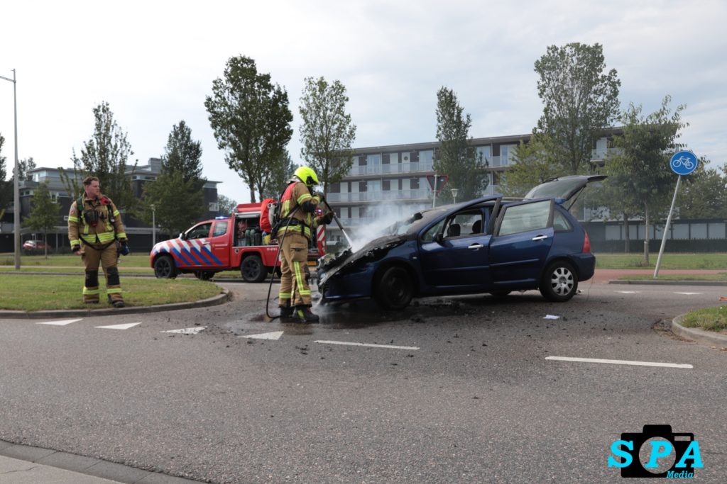 Auto vat tijdens het rijden vlam Oudelandselaan in Berkel en Rodenrijs