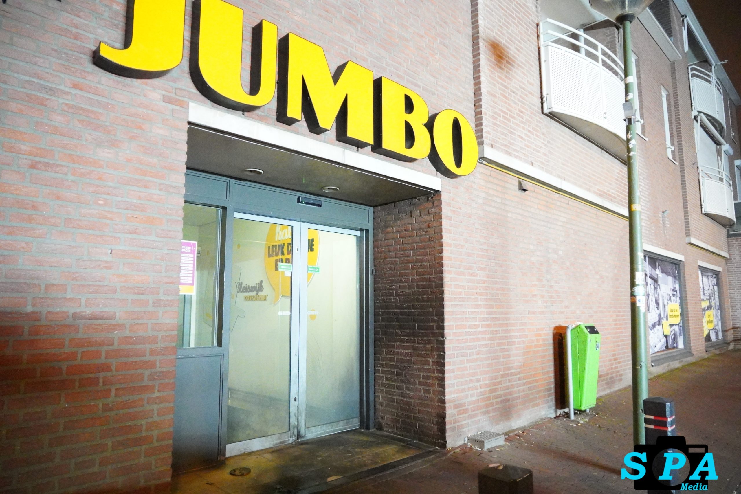 Onderzoek na kleine brand bij ingang Jumbo supermarkt in Bleiswijk