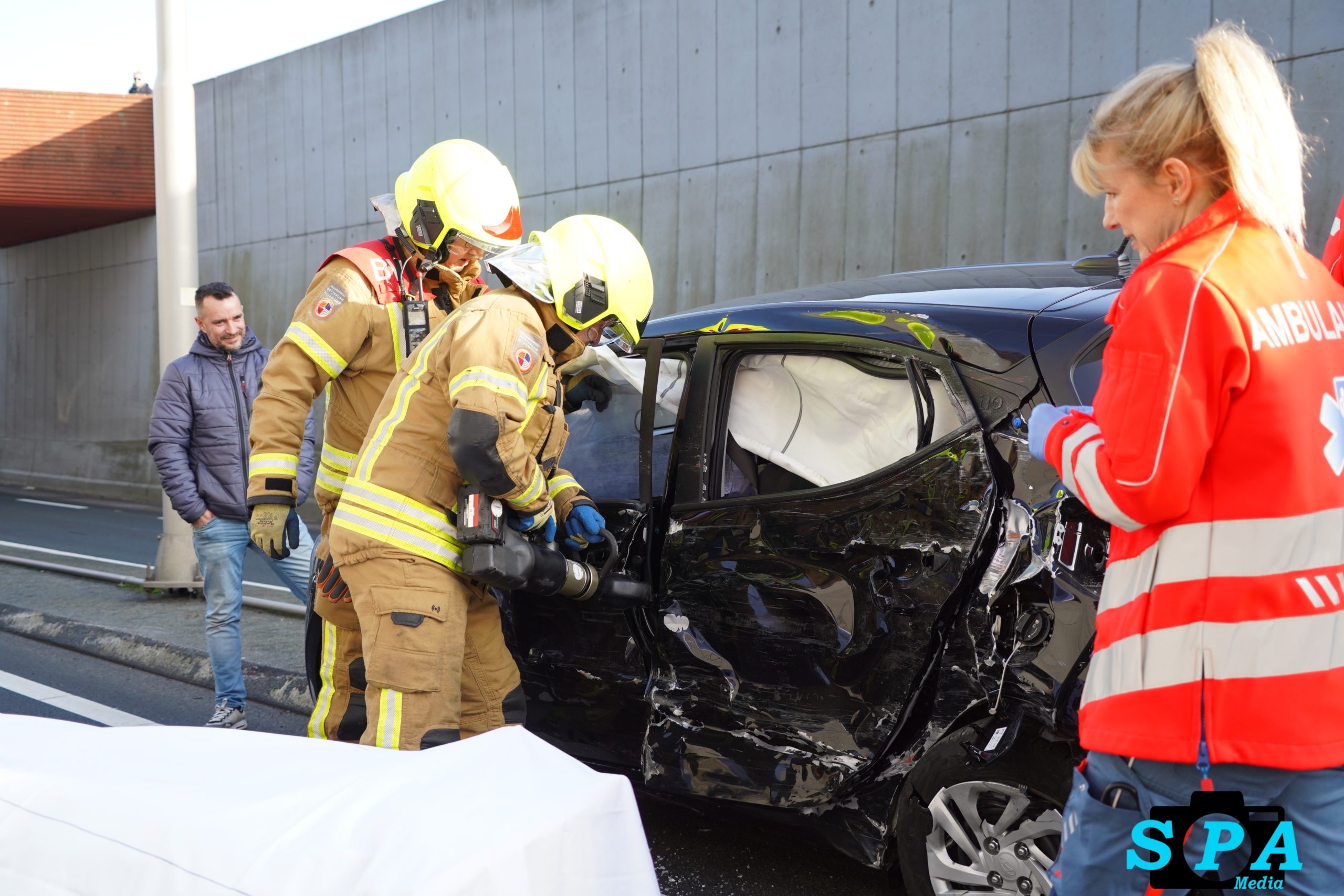 Vrachtwagen met klapband veroorzaakt ongeval N470 Strikledeweg Berkel en Rodenrijs
