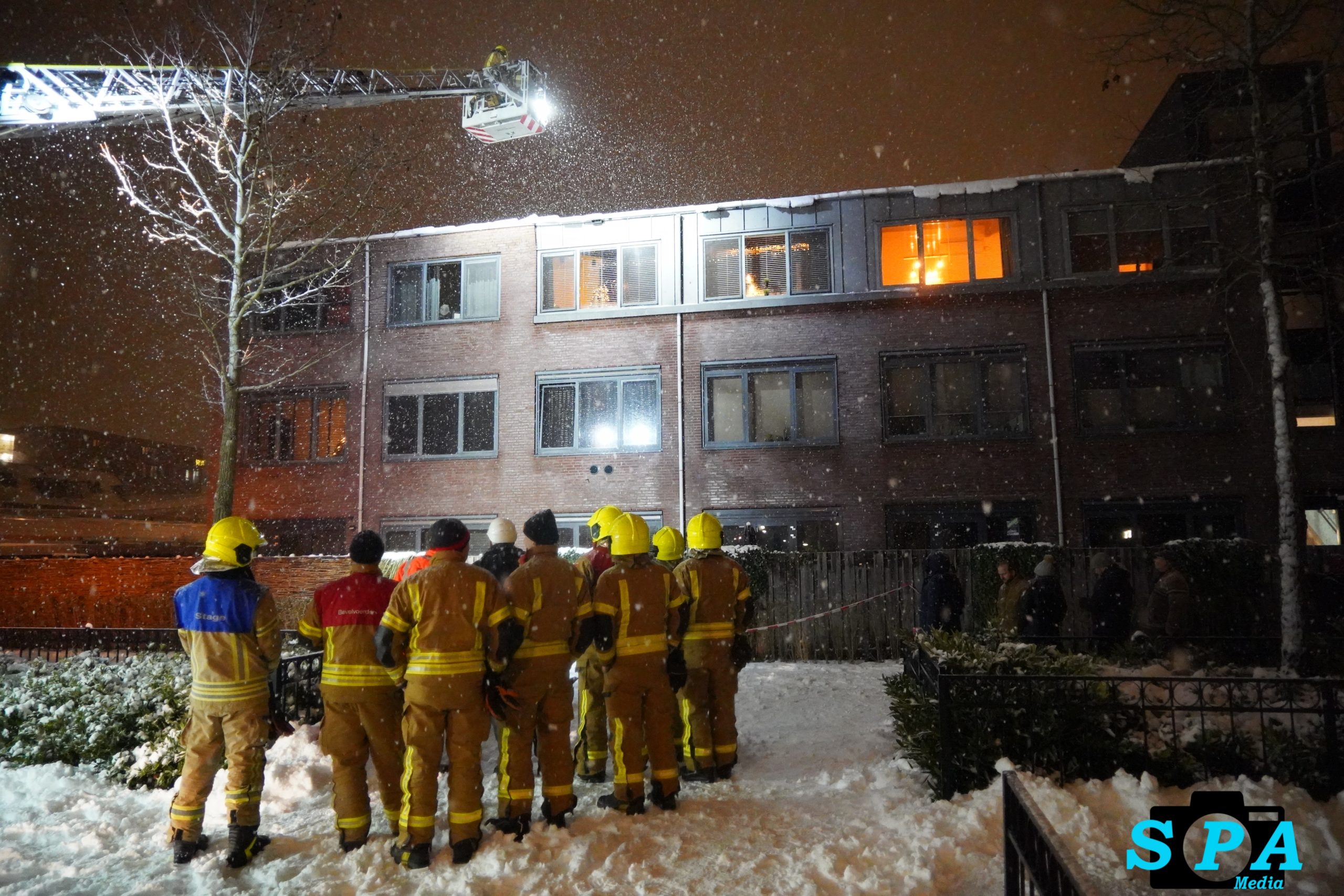 Geveldeel staat op valen door sneeuw Groeneweg Bergschenhoek