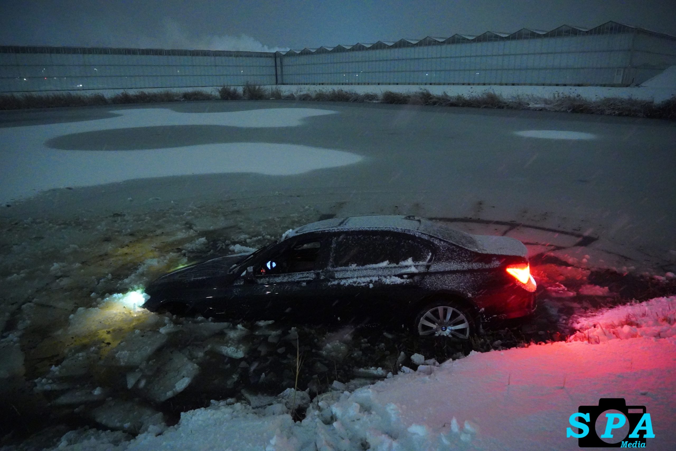 Voertuig rechtdoor het water in Laan van Mathenesse Bleiswijk