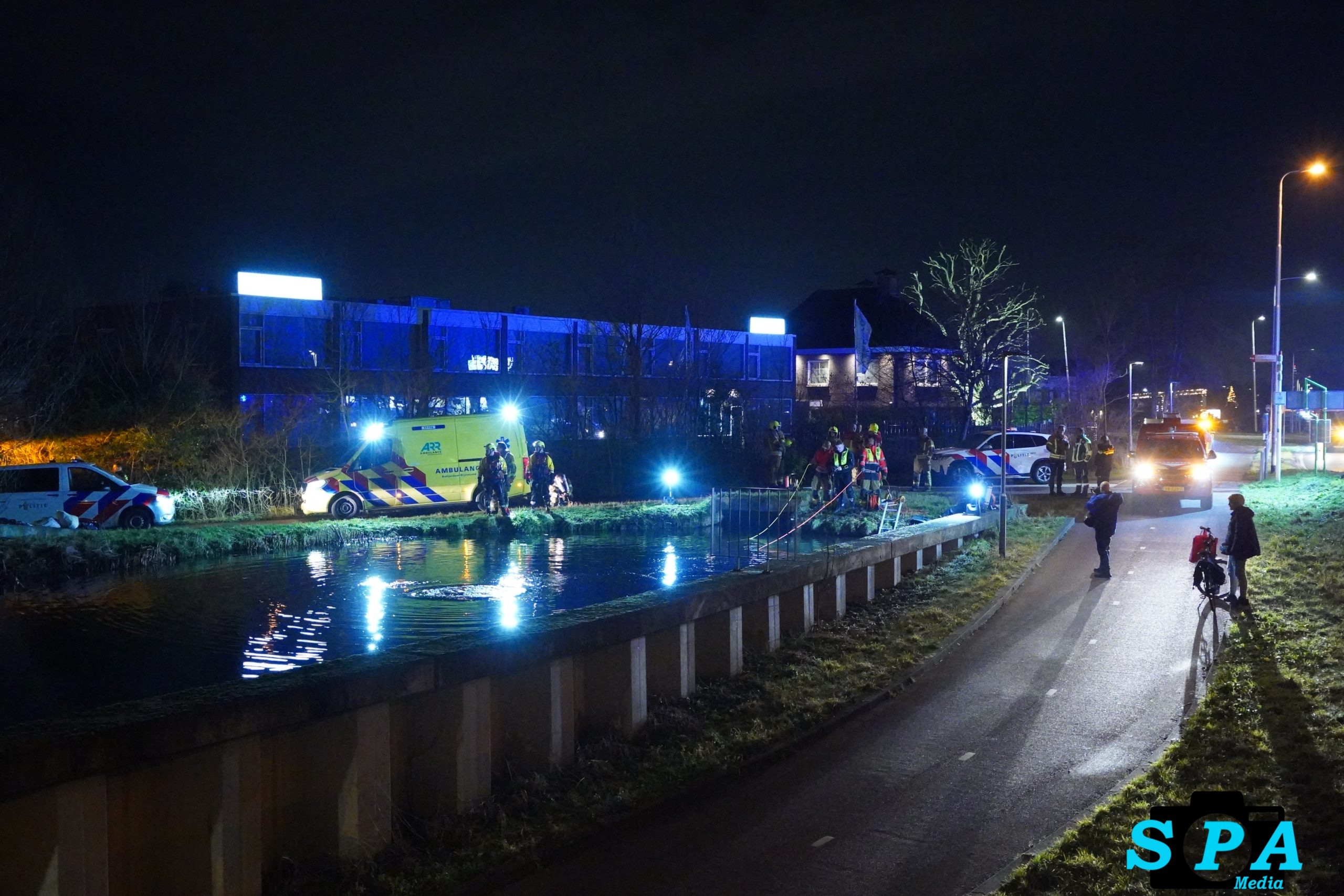 Zoekactie na aantreffen stapel kleding bij water Weg en Land Bergschenhoek