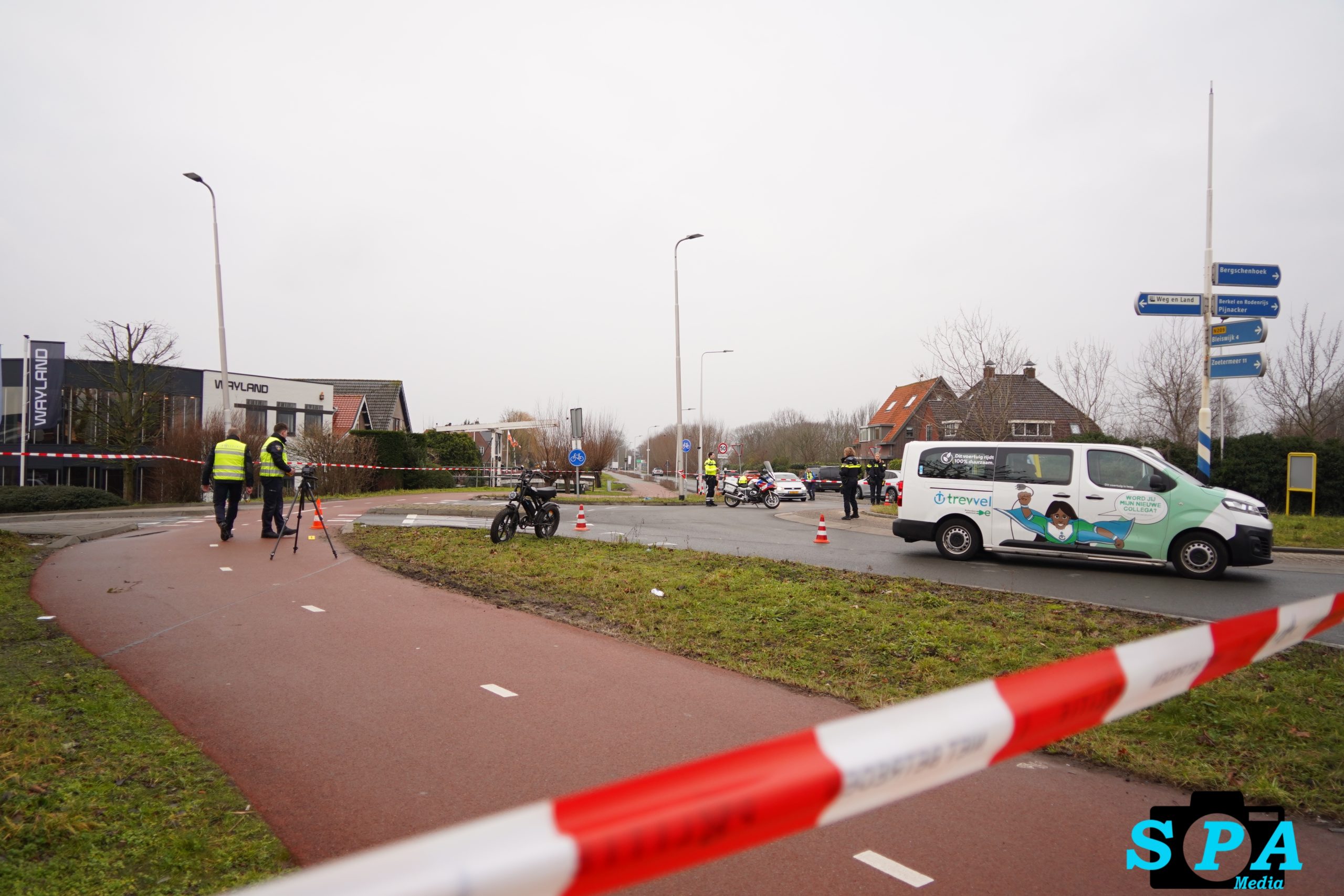 Fietser zwaargewond na aanrijding met taxi op rotonde Bergweg-zuid Bergschenhoek