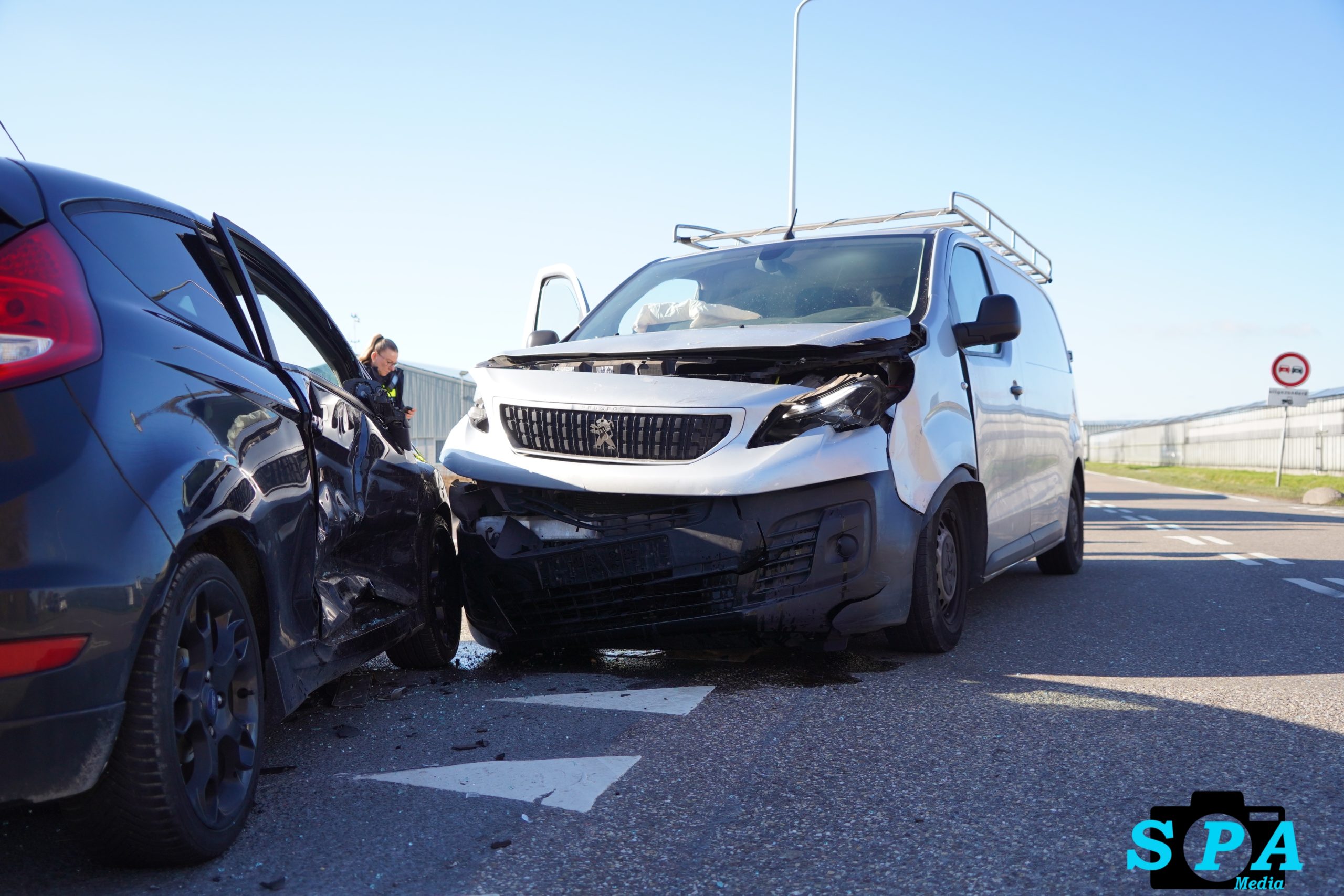 Twee gewonden na flinke botsing op Groendalseweg Bleiswijk