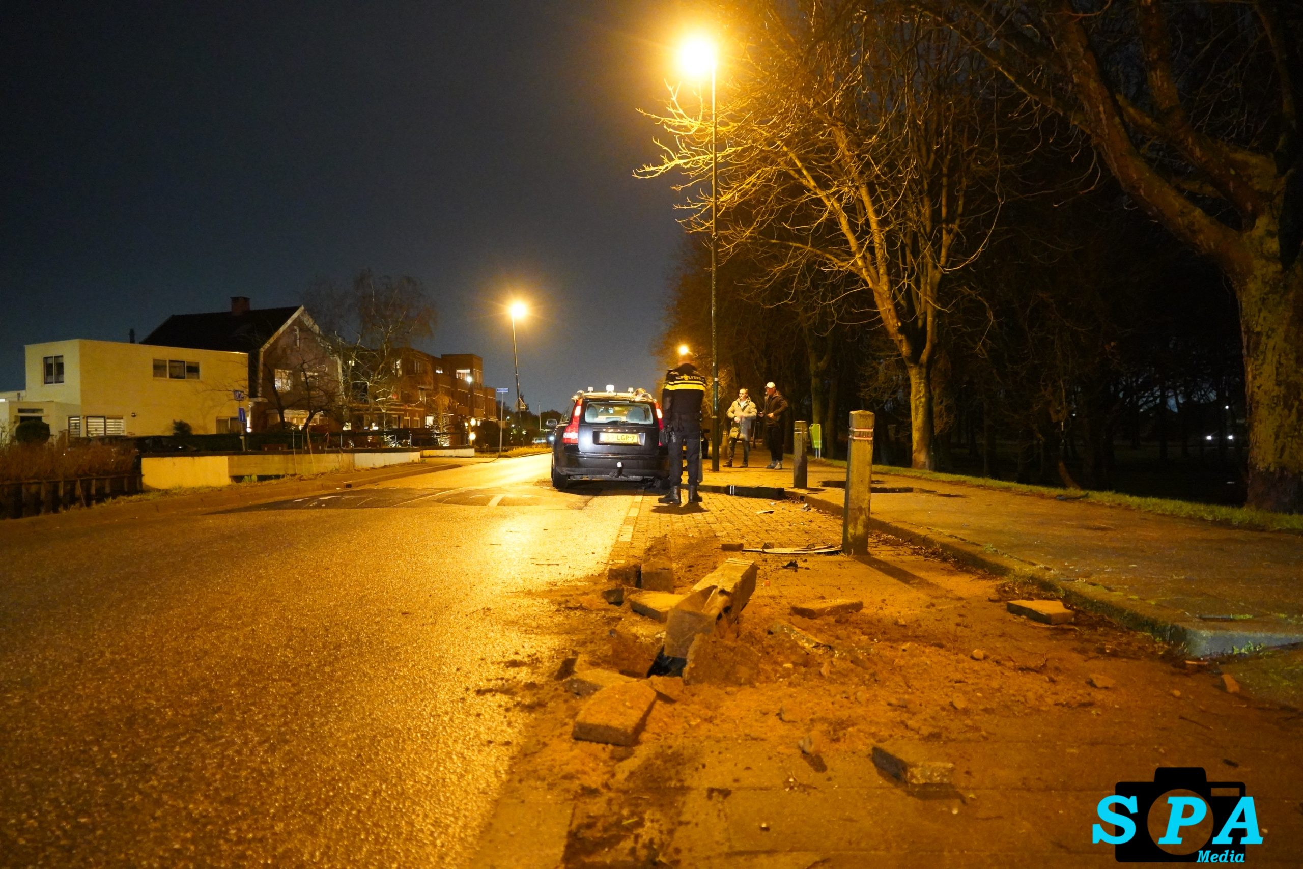 Dronken automobilist rijdt paaltjes uit de grond op Bergweg-Noord in Bergschenhoek