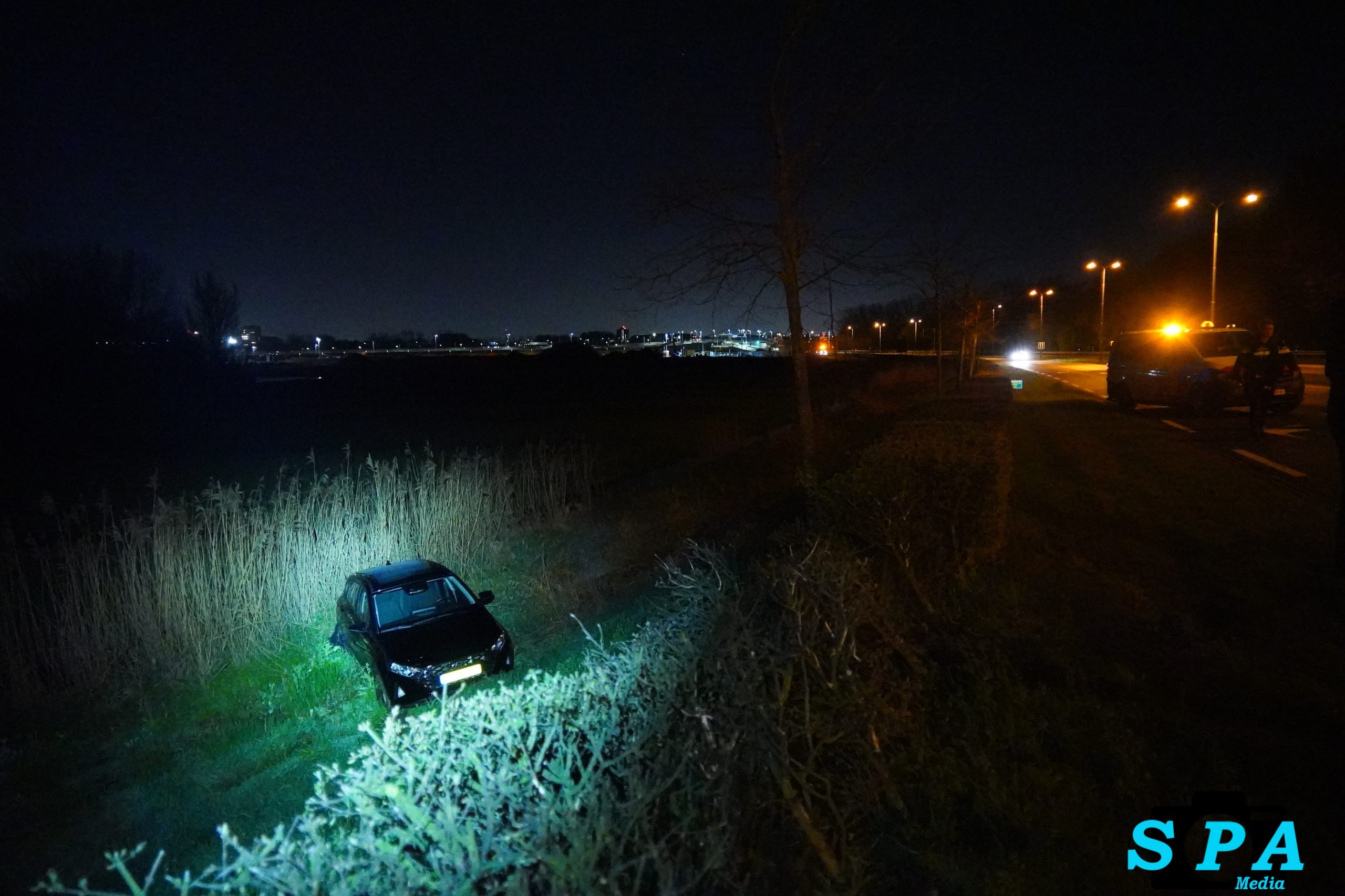 Auto belandt op talud na botsing met vrachtwagen tijdens keeractie op N209 in Bergschenhoek