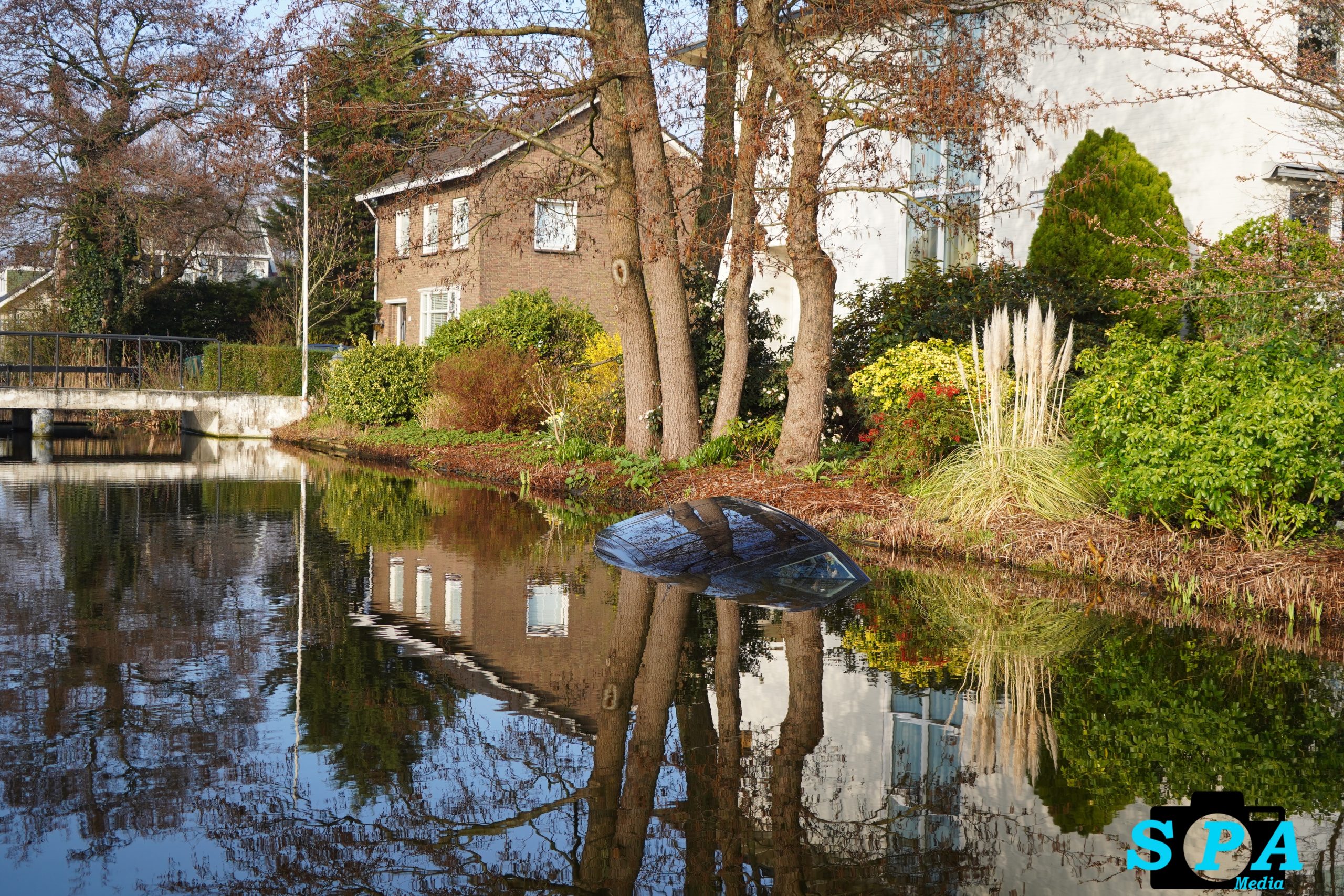 Automobilist belandt in water na botsing Bergweg-Noord in Bergschenhoek