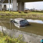 Automobilist mist bocht en raakt te water Violierenweg Bleiswijk