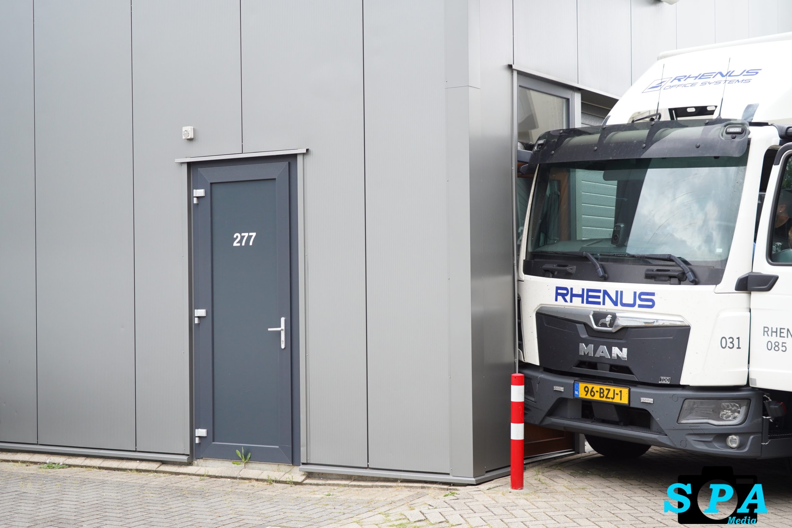 Vrachtwagenchauffeur raakt onwel en botst tegen gevel bedrijfspand Berkelse Poort Berkel en Rodenrij