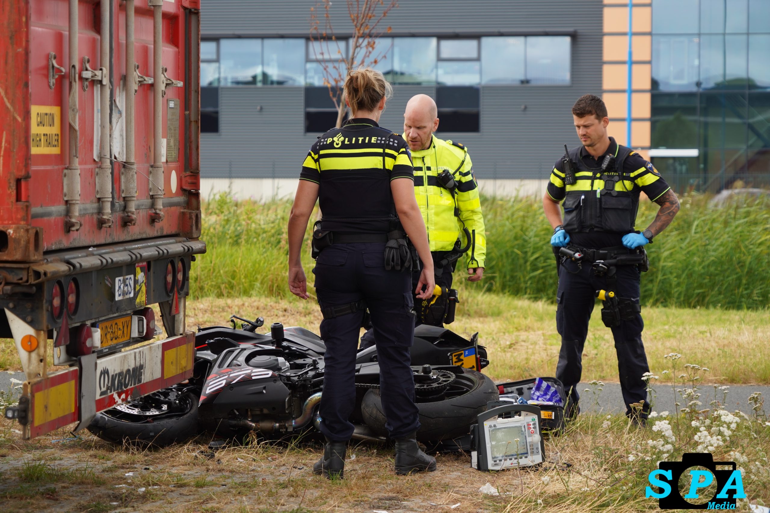 Motorrijder gewond na aanrijding tegen geparkeerde vrachtwagentrailer Prismalaan Oost in Bleiswijk